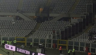 Toro-Juve, ferito un tifoso bianconero negli scontri: il derby inizia con un’ora di ritardo